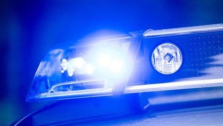 Arbeitsunfall: Mann wird unter Lkw eingeklemmt und stirbt