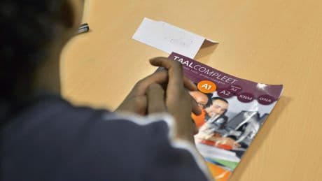 Spijbelende inburgeraar groot probleem bij taallessen, maar bestraffen wordt juist lastiger: ’Vakantie, ziekte of ramadan, het verzuim ligt hoog’