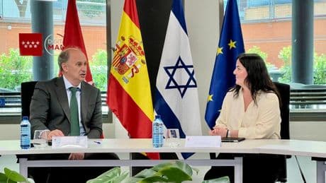 Ayuso sí quiere a Israel: sella un acuerdo tecnológico en plena campaña de Sánchez contra Jerusalén por el ataque en Gaza
