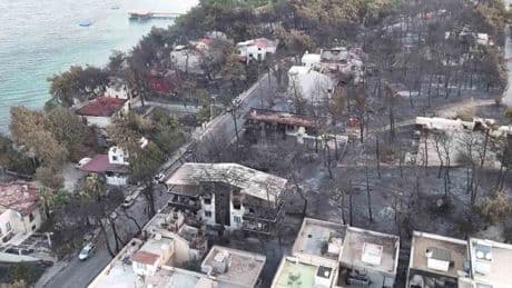 Alevlerle mücadele sürüyor! Villalar kül oldu