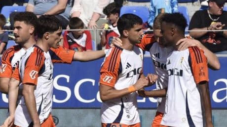 El Real Oviedo da un paso de gigante y frena al Huesca