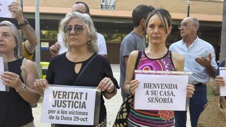 Víctimas de la dana reciben con un 'bienvenida a casa' la vuelta a Catarroja de la jueza