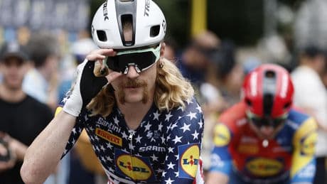 Tour de France : en vidéo, l’Américain Quinn Simmons demande sa compagne en mariage sur les Champs-Élysées