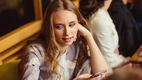 Así es la supuesta hija secreta de Putin: trabaja en París en una galería de arte que exhibe obras de ucranianos exiliados