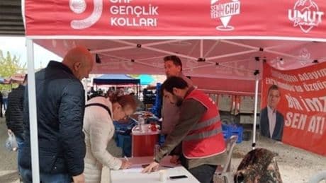 Samsun'da CHP standına taşlı saldırı