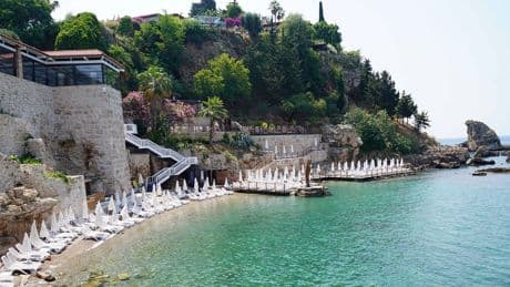 Antalya'da tepki çeken 1000 liralık şezlong ücreti yarıya düşürüldü