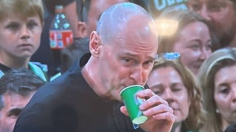 ¿Por qué escupe tanto durante los partidos el entrenador de los Pacers?
