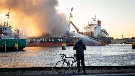 Vrachtschip in brand in Amsterdam, NL-alerts verstuurd vanwege rook