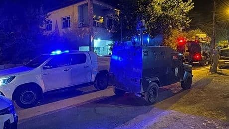 Van'da dehşete düşüren cinayet: Baba öldü, kızları yaralandı