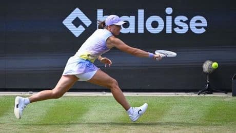 Tennisturnier: Nach Regenunterbrechung: Swiatek in Bad Homburg weiter