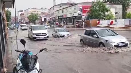 İstanbul'da sağanak ve dolu yağışı: Yollar göle döndü, ev ve iş yerlerini su bastı