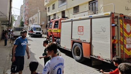 Mardin'de binanın havalandırma boşluğuna düşen 2 çocuk, yaralandı