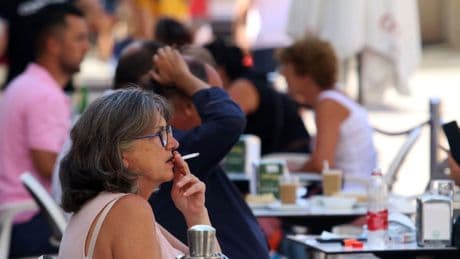 Sanidad prohibirá fumar en terrazas, fiestas al aire libre, universidades y vehículos de trabajo