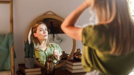 Woman who can 'speak to the dead' says never have a mirror facing your bed