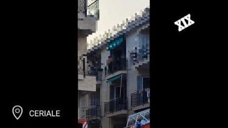 Ceriale, tensione sul lungomare: 52enne spara due colpi in casa, paura tra i residenti | Video