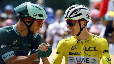Pogacar Re del Tour de France per la quarta volta, ma sulla salita di Montmartre Van Aert lo stacca e vince. Milan chiude in maglia verde