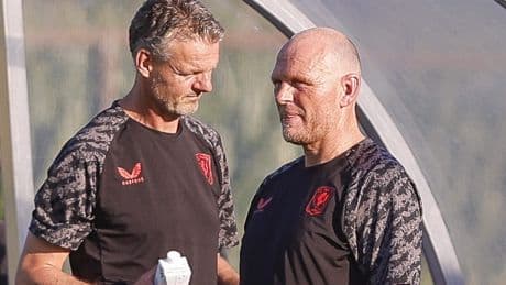 Joseph Oosting en Peter Uneken nemen afscheid van FC Twente-spelers, zoektocht naar nieuwe trainer in volle gang