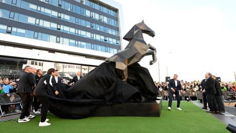 Gladbach enthüllt 6,5-Tonnen-Denkmal - Es ist ein Fohlen!