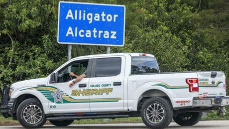 Alligator Alcatraz, giudice ordina la chiusura del carcere per immigrati entro 60 giorni. «Danni all'ambiente delle Everglades»