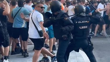 Coups de matraque et stigmates sur le corps: Bengous malmené par la police dans le cortège des supporters de l’OM à Madrid