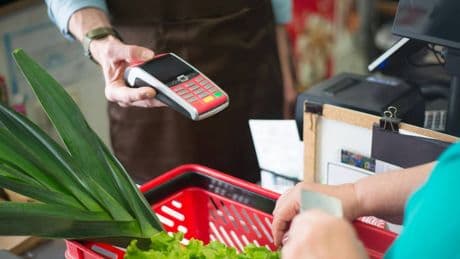 Torna la social card: 500 euro al mese per la spesa delle famiglie povere