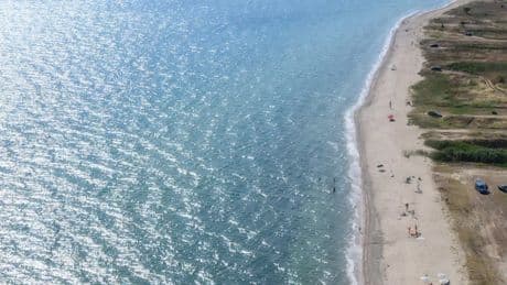 Toeriste verdwijnt op Grieks strand ’terwijl partner naast haar ligt te slapen’: zoektocht in volle gang