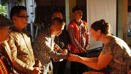 Hoho-zang uit 1930 keert terug naar Indonesisch dorp: ‘Ik kon niet vermoeden hoeveel emoties de overdracht zou losmaken’