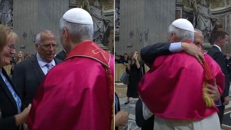Papa Leone XIV rompe il protocollo e abbraccia il fratello Louis, l'incontro nella Cappella Sistina