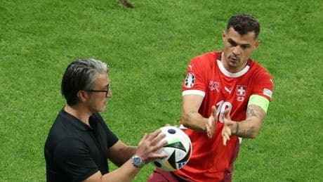 Inter, idea Xhaka se parte Calhanoglu. E continua il pressing su Leoni