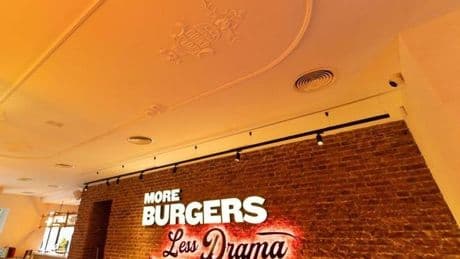 Esta icónica burger llega al centro de Madrid: regalan 200 por su nueva apertura en Sol