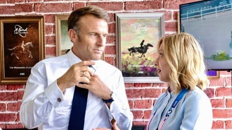 Meloni e Macron, dai brindisi in terrazza alle liti su truppe in Ucraina e migranti: l'incontro per l'ennessima tregua