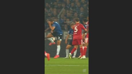 Im Video - Bielefeld-Riese zlataniert Düsseldorf