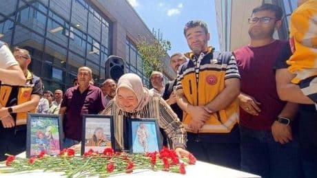 Eşi ve iki çocuğunu kaybeden babanın feryadı yürekleri dağladı! Çocuklarının peluş bebeklerine sarılarak sedyeyle getirildi