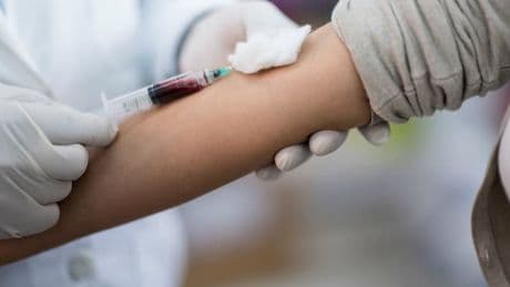 "Une révolution": une prise de sang pour détecter les rechutes du cancer du sein? La promesse de l'Institut Curie