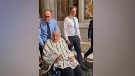El papa Francisco hace otra aparición sorpresa en San Pedro, la tercera en una semana, y saluda a los restauradores de las tumbas papales