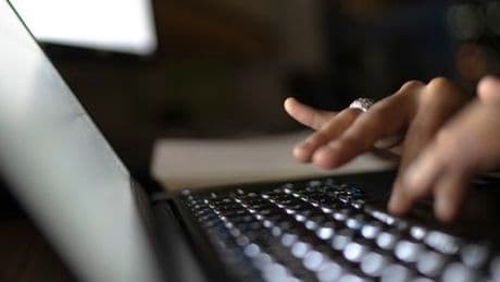 Künstliche Intelligenz: Für Menschen unsichtbarer Text sollte KI-Bewertung beeinflussen