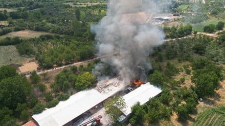 Bursa'da mobilya imalathanesinde çıkan yangın söndürüldü