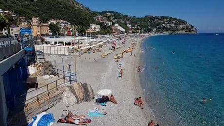 Spiagge libere, la denuncia di Legambiente: “Solo il 22% delle coste”