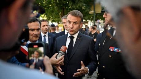 Macron, conti in rosso. Tagliata la Pasquetta e pure i fondi all'Europa
