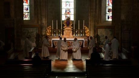 Des moines français contraints d'annuler un anniversaire en raison d'un cluster de Covid-19