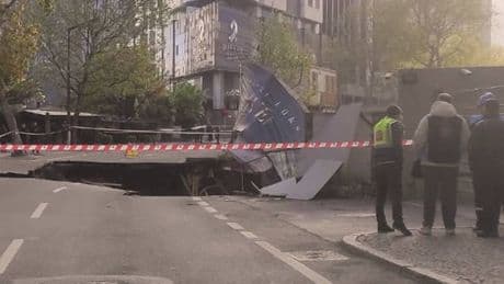 Sarıyer'de yol çöktü; cadde trafiğe kapatıldı