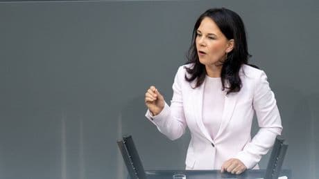 Baerbock holt sich Frühstück und wird für Einweg-Becher scharf kritisiert