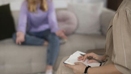 Marta, hija de una familia narcisista: “Con el tiempo he visto que, por mucho que intente hacer las cosas bien, nunca seré suficiente para ellos y ahora ya me he dado por vencida”