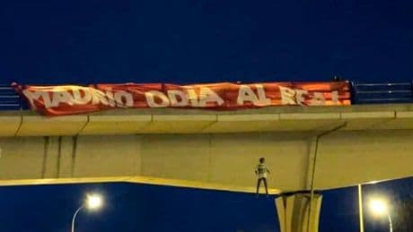 Condenados cuatro aficionados del Atlético por colgar el muñeco de Vinicius de un puente de Madrid