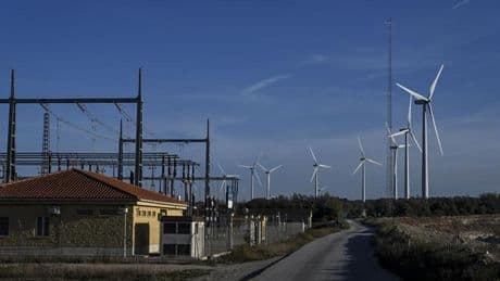 El Govern pacta con patronales y sindicatos reducir la burocracia para instalar parques eólicos y fotovoltaicos