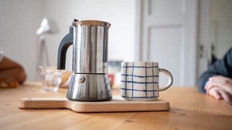 Kaffeetrinker nach der ersten Tasse morgens besser gelaunt