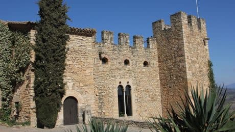 La ruta de senderismo que está custodiada por un castillo del siglo XI y en un pueblo de apenas 70 habitantes