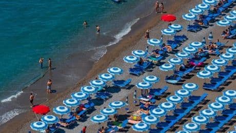 Italien: Mondpreise in kostenpflichtigen Strandbädern sorgen für Kritik