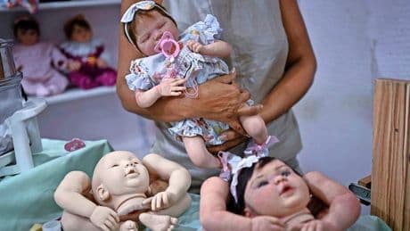Brazilië in de ban van levensechte ’reborn’ babypoppen: geboortes nagespeeld en ’uitjes’ naar het park