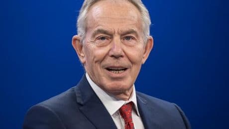 Tony Blair dans « Le Monde », de premier ministre va-t-en-guerre à affairiste dans l’ombre